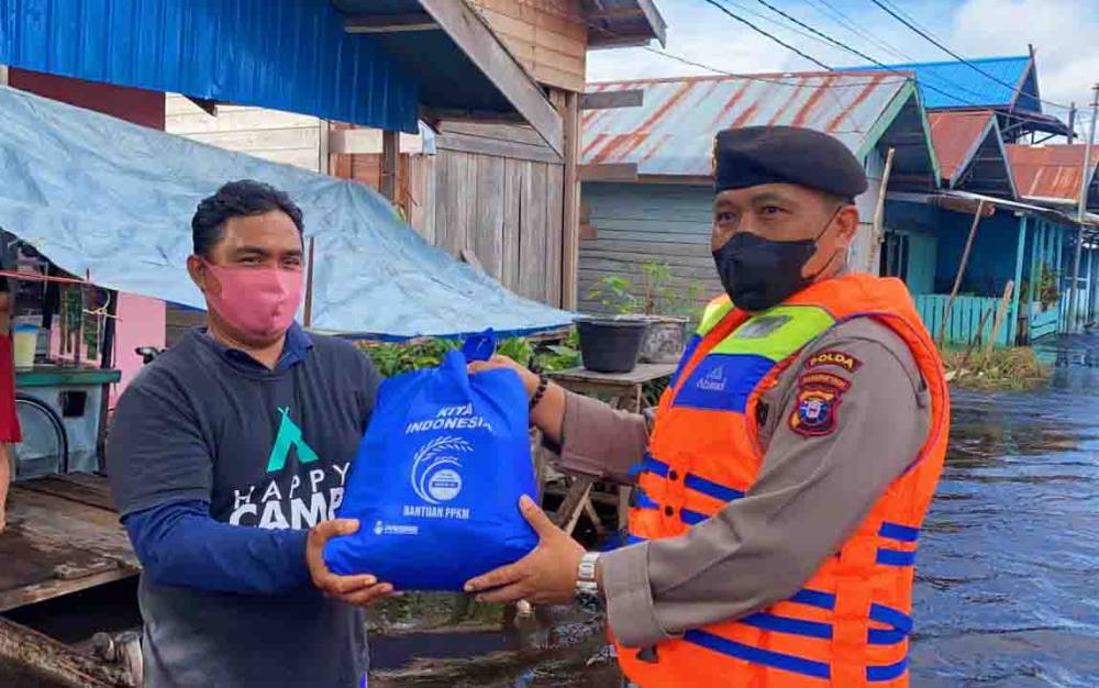 Dirsamapta Polda Kalteng, Kombes Pol Dwi Tunggal Jaladri saat memberikan bantuan sembako kepada warga terdampak banjir di kompleks Mendawai, Palangka Raya, Selasa, 21 September 2021.