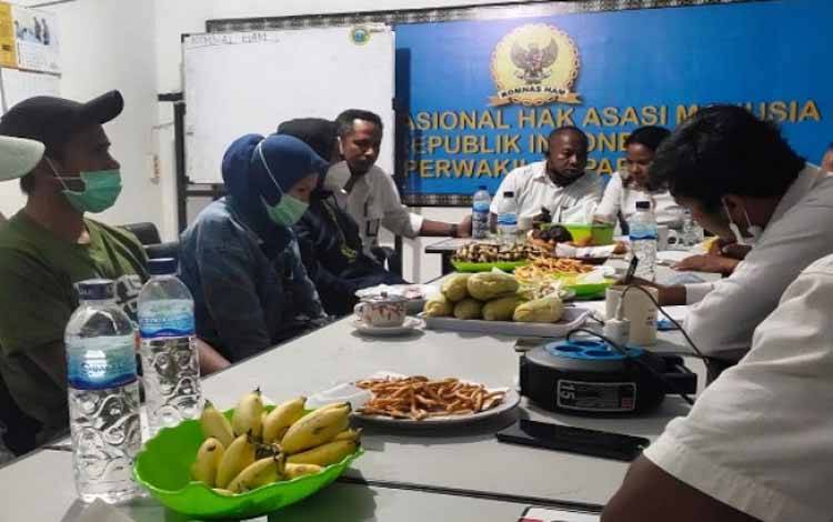 Kepala Kantor Komnas HAM Perwakilan Papua Frits B. Ramandey bersama staf menerima pengaduan tenaga kesehatan korban kekerasan KKB Kiwirok Pegunungan Bintang di Kantor Komnas HAM Papua, Jayapura, Selasa (21/9/2021)
