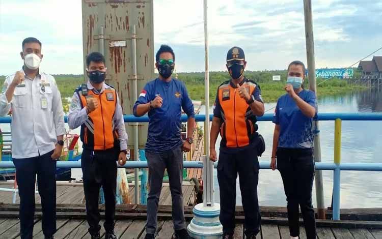 Anggota Dishub Palangka Raya saat mengawasi penerapan prokes di Dermaga Kereng Bangkirai