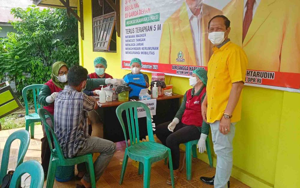 Ketua DPD Partai Golkar, H Supriatna saat memantau kegiatan vaksinasi.