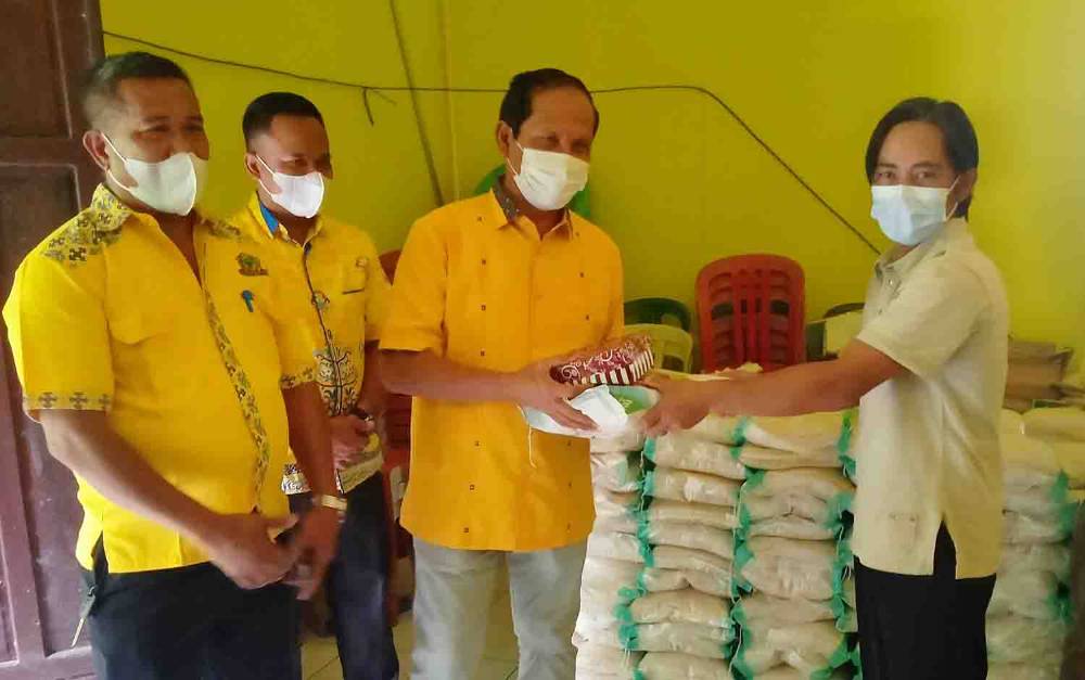 Peserta vaksinasi massal yang digelar DPD Partai Golkar Barito Timur menerima bantuan beras 5 kilogram.