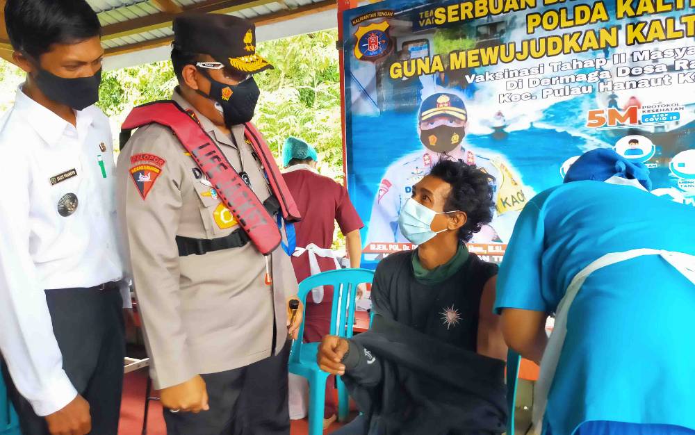 Kapolda Kalteng Irjen Pol Dedi Prasetyo saat memantau pelaksanaan vaksinasi di Desa Rawa Sari.