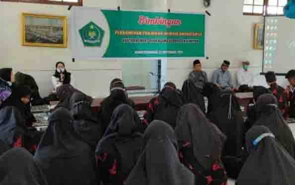 Bimbingan Pra Nikah bagi remaja angkatan III di MA Nuruzh Zholam, Desa Pematang Panjang