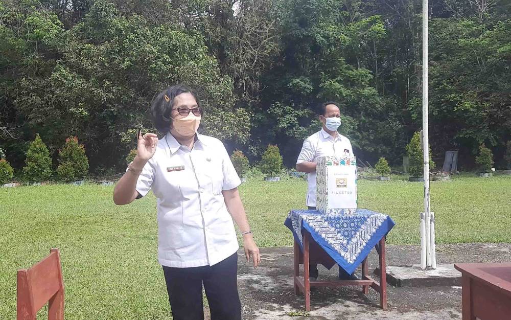 Kepala SMPN 2 Kurun, Ina Marita menunjukkan jari yang sudah diberi tinta, tanda dirinya sudah menggunakan hak pilih pada pemilihan ketua dan wakil ketua OSIS, Rabu, 22 September 2021.