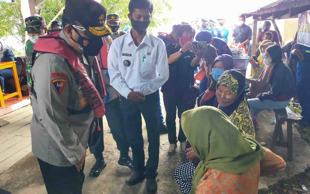 Kapolda Kalteng Irjen Pol Dedi Prasetyo saat memantau pelaksanaan vaksinasi Covid-19 di Desa Rawa Sari. 