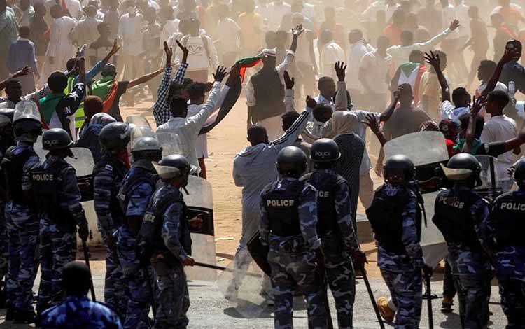 Polisi antihuru-hara bersiap menghadang para pengunjuk rasa dekat gedung Parlemen di Omdurman, Khartoum, Sudan, Selasa (30/6/2020), saat para pendukung demokrasi Sudan berunjuk rasa pada peringatan aksi protes anti militer besar-besaran, sementara kelompok loyalis pemimpin terguling Omar al-Bashir berencana melakukan aksi demo balasan