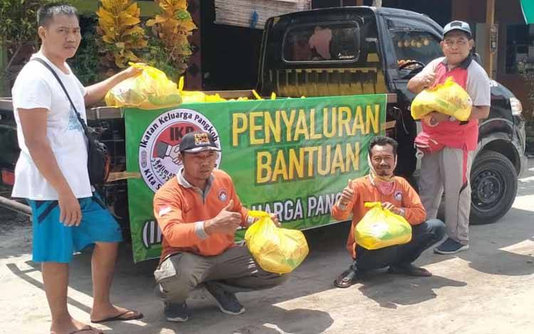Anggota IKP saat menyalurkan sembako bagi warga terdampak banjir di Palangka Raya