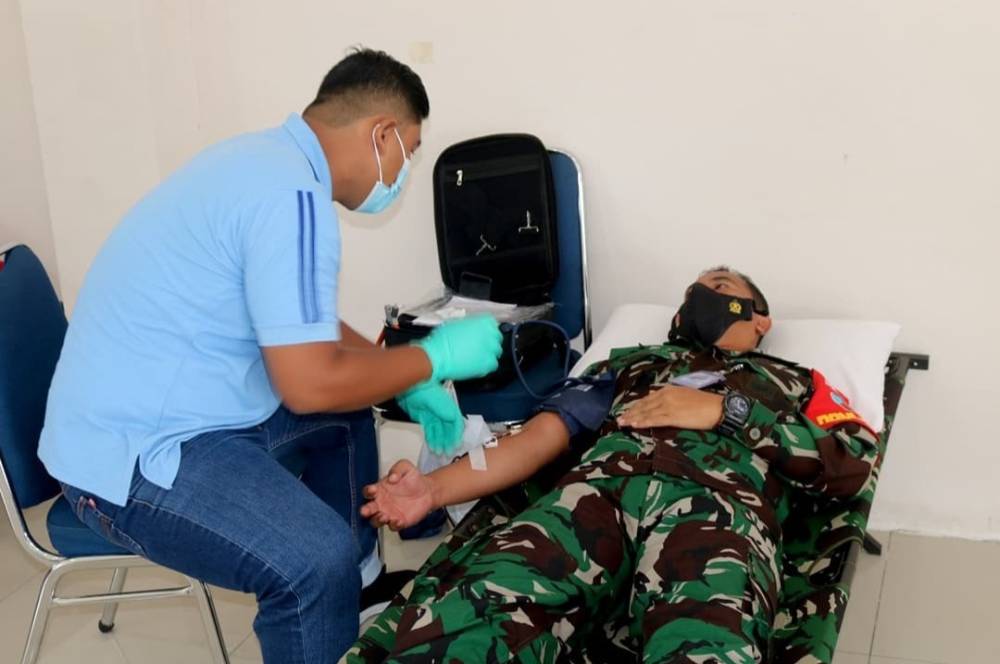 Danlanud Iskandar Pangkalan Bun Letkol Nav Rudy Kurniawan, ikuti donor darah sambut HUT ke-76 TNI.