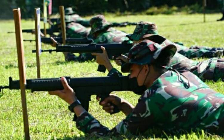 Personel Kodim 1011 Kuala Kapuas saat latihan menembak senjata ringan di lapangan tembak Parikesit, Jalan Kalimantan, Kecamatan Selat Hilir pada Kamis, 23 September 2021.