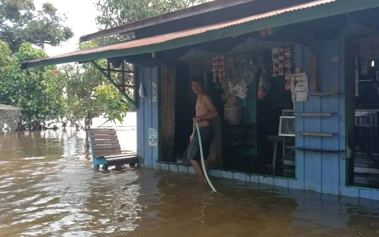 Banjir yang terjadi di Desa Runen, Kecamatan Kamipang, Kabupaten Katingan. (foto: istimewa)