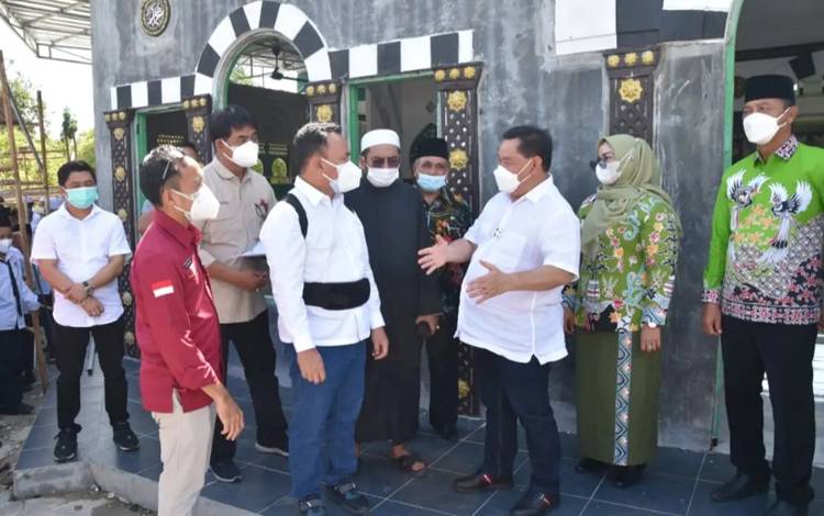 Gubernur Kalteng, Sugianto Sabran saat mengunjungi Ponpes Darul Amin di Kecamatan Mentawa Baru Ketapang, Kabupaten Kotim, Kamis, 23 September 2021.