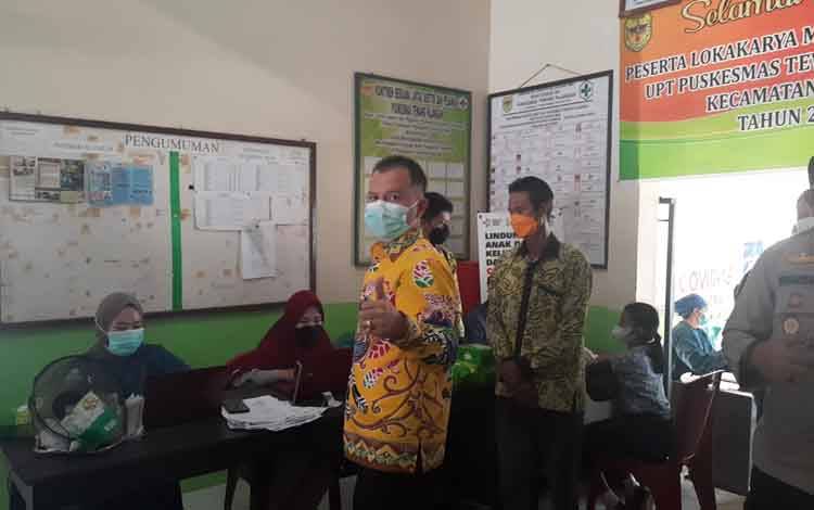 Bupati Gumas Jaya S Monong meninjau pelaksanaan vaksinasi Covid-19 di Desa Tewang Pajangan.