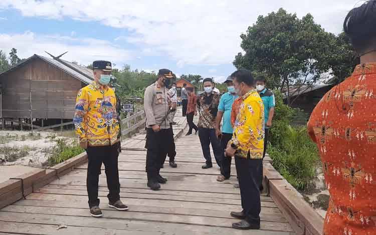 Bupati Gumas, Jaya S Monong meninjau Jembatan Sei Rawi II yang sudah fungsional.