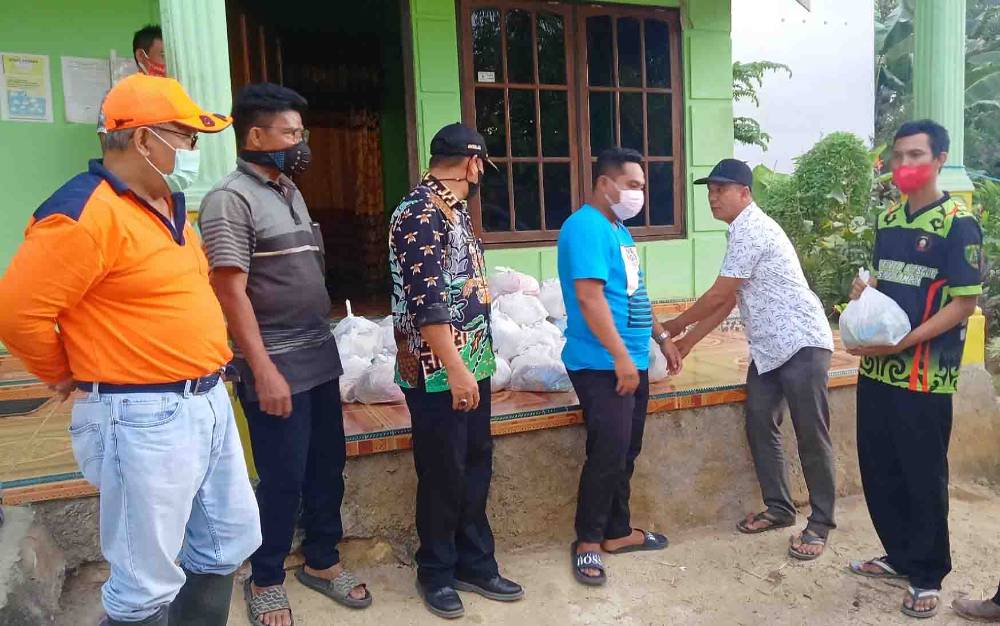 Penyaluran bantuan di Desa Malintut yang dihadiri Kepala Pelaksana BPBD Damkar Bartim dan Camat Raren Batuah, Kamis, 23 September 2021.