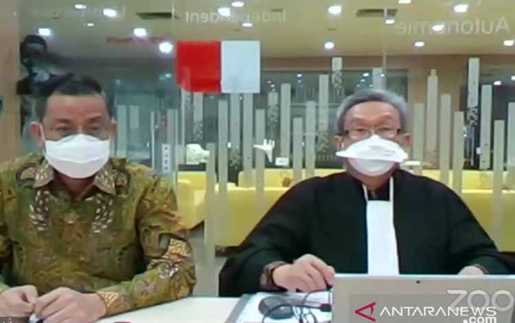 Mantan Menteri Sosial Juliari Batubara dan penasihat hukumnya Maqdir Ismail mengikuti sidang pembacaan vonis dari Gedung Pusat Edukasi AntiKorupsi KPK Jakarta, Senin (23/8/2021)