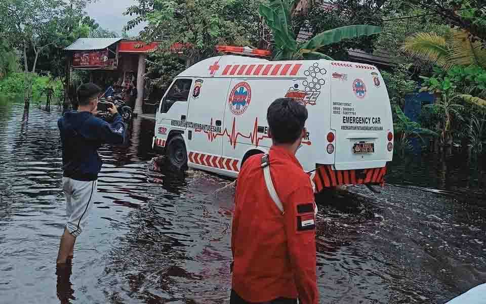 Evakuasi warga sakit dan terdampak banjir di Danau Rangas, Kelurahan Bukit Tunggal.