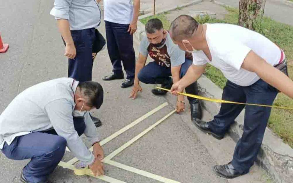 Petugas Dinas Perhubungan Kota Palangka Raya saat memasang marka larangan parkir di kawasan Tugu Soekarno (Dok Dishub)