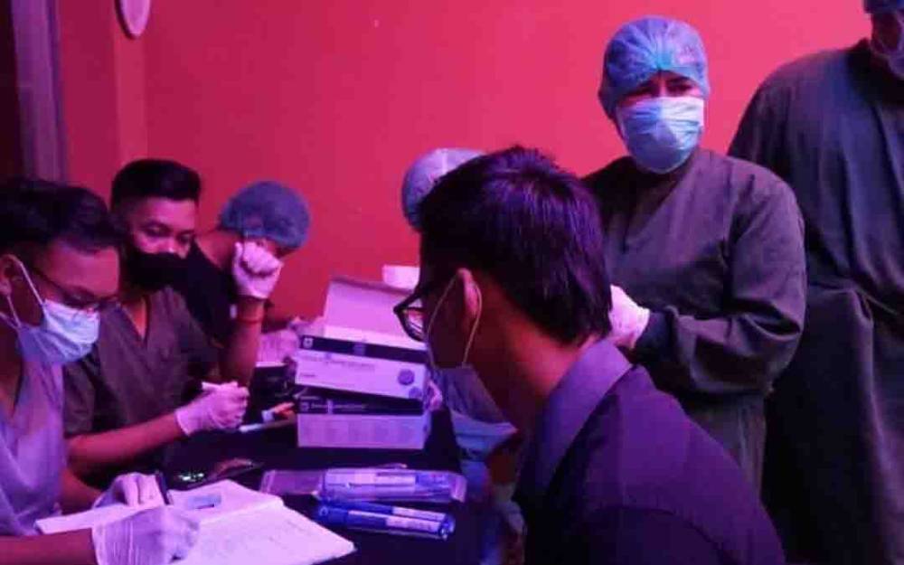 Tim Satgas Covid-19 Palangka Raya saat melakukan swab antigen pengunjung karaoke 