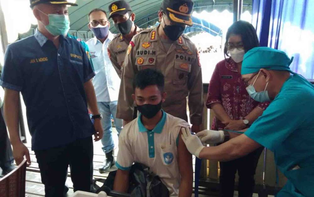 Bupati Gumas, Jaya S Monong bersama Direktur Reserse Kriminal Umum, Kombes Pol Budi Harianto dan lainnya memantau pelaksanaan vaksinasi Covid-19 di Kecamatan Rungan.