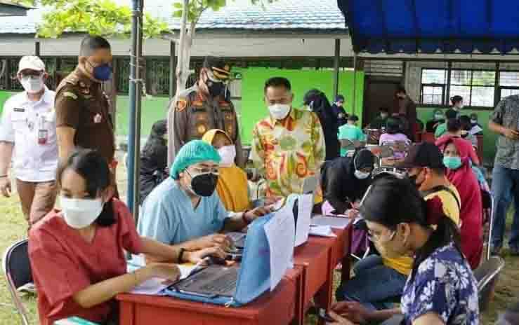 Wali Kota Palangka Raya, Fairid Naparin saat meninjau pelaksanaan vaksinasi Covid-19 kota setempat.