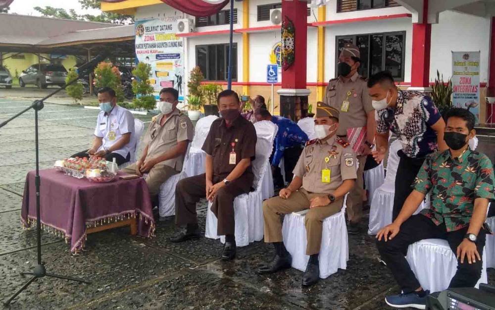 Sekda Gumas, Yansiterson bersama Kepala BPN Kabupaten Gumas, Ferdinan Adinoto dan lainnya usai apel peringatan 61 tahun Undang-Undang Pokok Agraria di Kuala Kurun, Jumat, 24 September 2021.