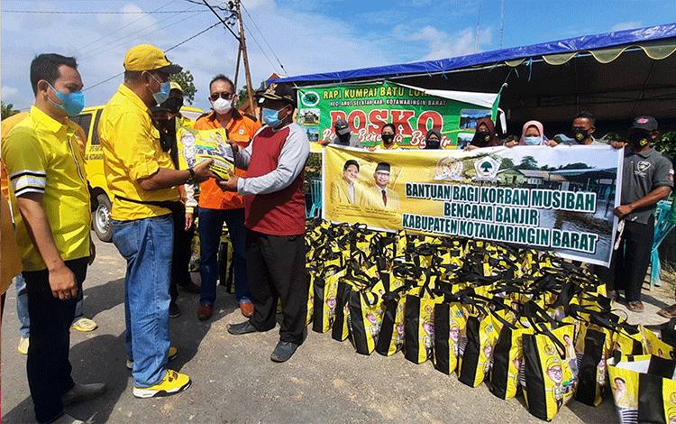 Bantuan dari Mukhtarudin Peduli Bersama DPD Partai Golkar Kobar disalurkan untuk korban banjir di Desa Kumpai Batu Bawah.