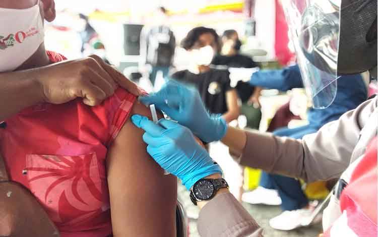 Warga di Palangka Raya menjalani vaksinasi.