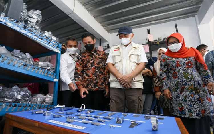 Menteri Koperasi dan UKM Teten Masduki saat meninjau Material Center milik Koperasi TMI, di Kabupaten Tegal, Jawa Tengah, Sabtu (25/9). ANTARA/HO-KemenkopUKM