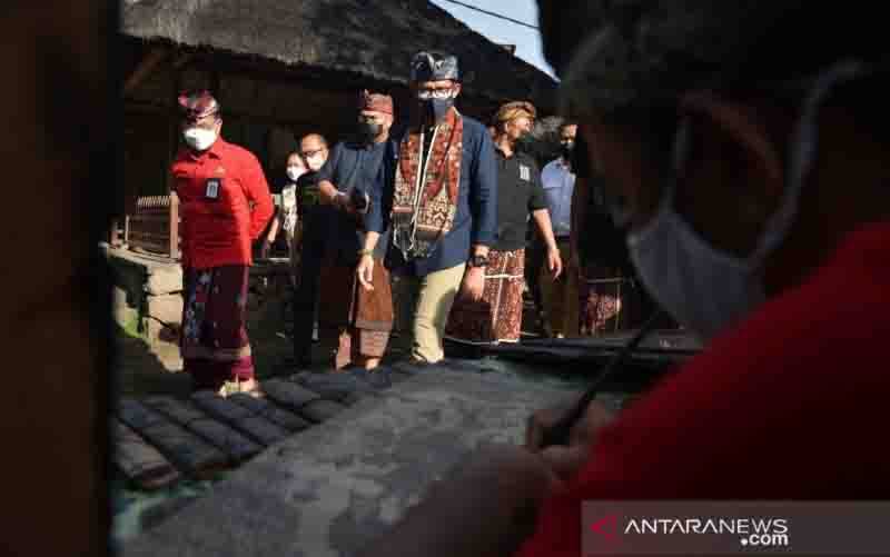 Menparekraf Sandiaga Salahuddin Uno (tengah) di Bali. (foto : ANTARA/Naufal Fikri Yusuf)
