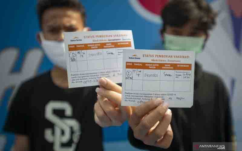 Dua remaja menunjukkan kartu bukti vaksinasi COVID-19 dosis pertama di Jakarta, Kamis (15/7/2021). Pemerintah menargetkan dapat memvaksin COVID-19 kepada 26,7 juta anak-anak dan remaja, sementara hingga Selasa (13/7) vaksinasi untuk anak-anak dan remaja telah dilakukan kepada 145 ribu orang untuk dosis pertama dan 14 ribu orang untuk dosis kedua. (foto : ANTARA FOTO/Aditya Pradana Putra/wsj)