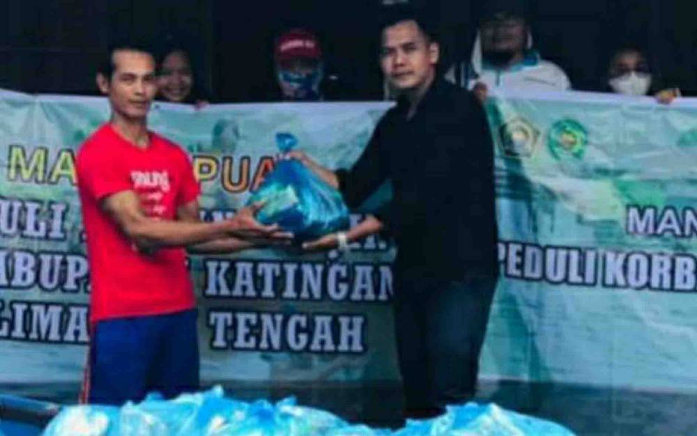 Penyaluran bantuan untuk warga terdampak banjir di Kabupaten Kapuas dari hasil penggalangan dana MAN Kapuas
