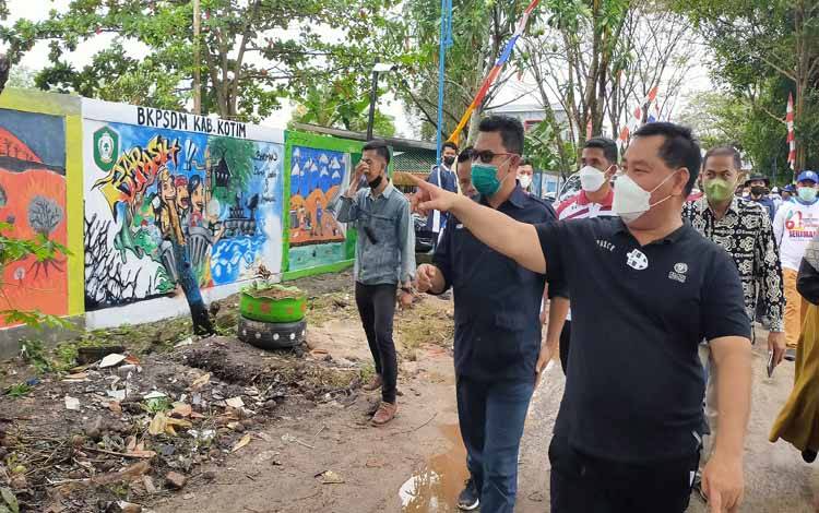 Bupati Kotim, Halikinnor memantau lokasi lomba mural yang digelar Karang Taruna