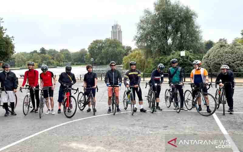 Komunitas pesepeda Indonesia di London dalam kegiatan penggalangan dana 'Ride For Indonesia'. (foto : ANTARA/HO-Ride For Indonesia)