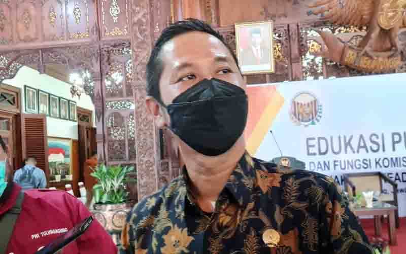 Ketua Komisi Yudisial RI, Mukti Fajar Nur Dewata saat kunjungan kerja di pendopo Kabupaten Tulungagung. (foto : ANTARA/HO - Joko Purnomo)