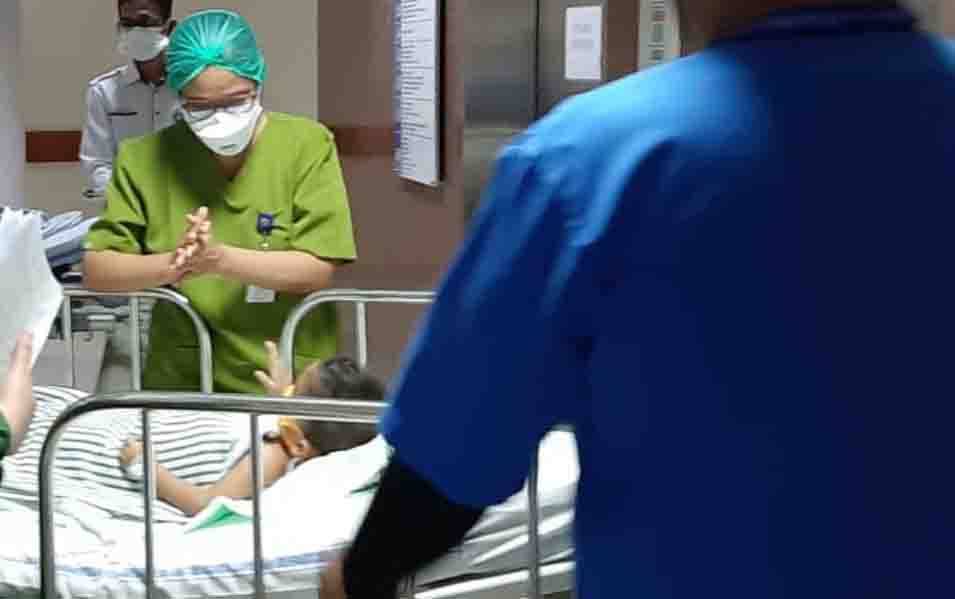 Salah seorang dari balita kembar siam asal Kabupaten Kobar saat mendapat penanganan medis dari tim dokter RSCM