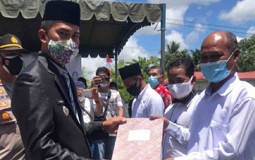 Camat Mantangai, Yubderi menyerahkan SK Anggota BPD dari 18 desa di wilayah Kecamatan Mantangai