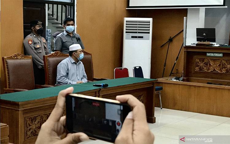 Tersangka kasus penistaan agama Yahya Waloni (duduk kiri) mendengar penetapan hakim terkait pencabutan permohonan praperadilannya di Pengadilan Negeri Jakarta Selatan, Jakarta, Senin (27/9/2021). ANTARA/Genta Tenri Mawangi
