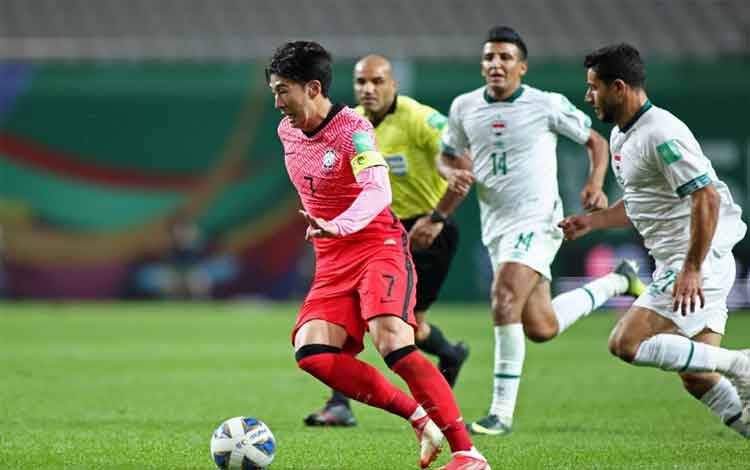 Pemain Korea Selatan Son Heung-Min (kiri) beraksi saat melawan Irak pada kualifikasi Piala Dunia di Seoul, 2 September 2021. REUTERS/Kim Hong-Ji