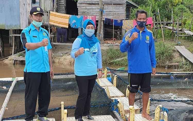 Kepala Dinas Perikanan Palangka Raya, Indriarti Ritadewi saat pelepasan bibit ikan di Kelurahan Marang dan Danau Tundai