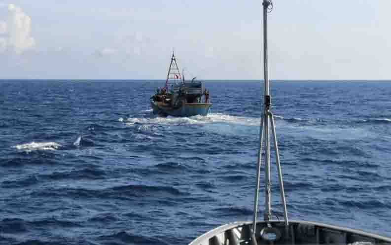 KRI Kerambit-627 menangkap kapal ikan berbendera Vietnam diduga melakukan penangkapan ikan secara ilegal di Zona Ekonomi Eksklusif Indonesia (ZEEI) di Laut Natuna Utara, Rabu (11/8/2021). (foto : ANTARA/HO-Humas Koarmada I)