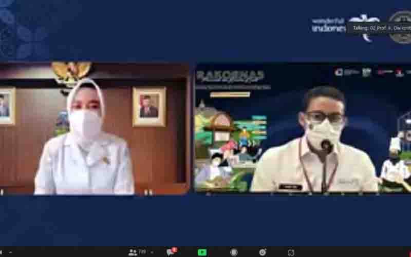 Tangkapan layar Kepala BMKG Dwikorita Karnawati (kiri) dan Menteri Pariwisata dan Ekonomi Kreatif, Sandiaga Uno (kanan) saat penandatanganan MoU secara virtual di Jakarta, Senin (27/9/2021). (foto : ANTARA/HO.BMKG)