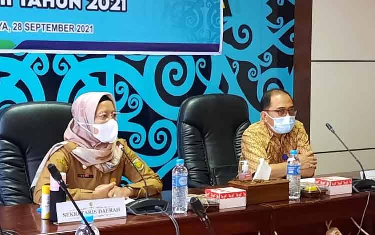 Sekda Kota Palangka Raya Hera Nugrahayu saat rapat FKPKU Semester II, Selasa 28 September 2021 