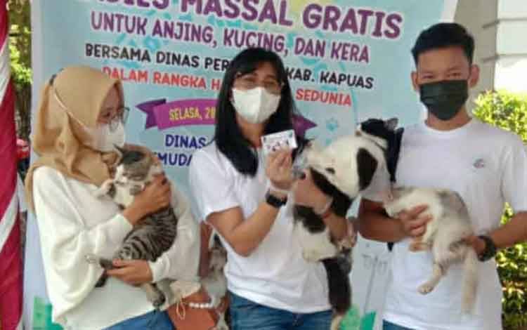 Kasi Kesehatan Hewan Distan Kapuas, drh Anik Ariswandani saat kegiatan vaksinasi rabies massal, Selasa 28 September 2021