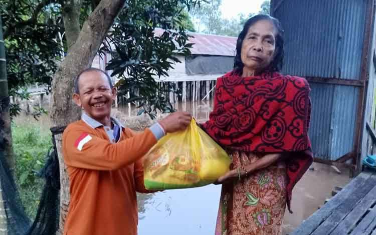  Masyarakat  korban Banjir saat menerima sembako dari Ikatan Keluarga Pangkoh