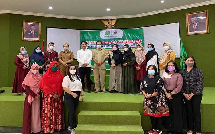 Narasumber berfoto bersama dengan peserta dan panitia seusai pembukaan pelatihan menulis cerita rakyat Kalimantan Tengah.