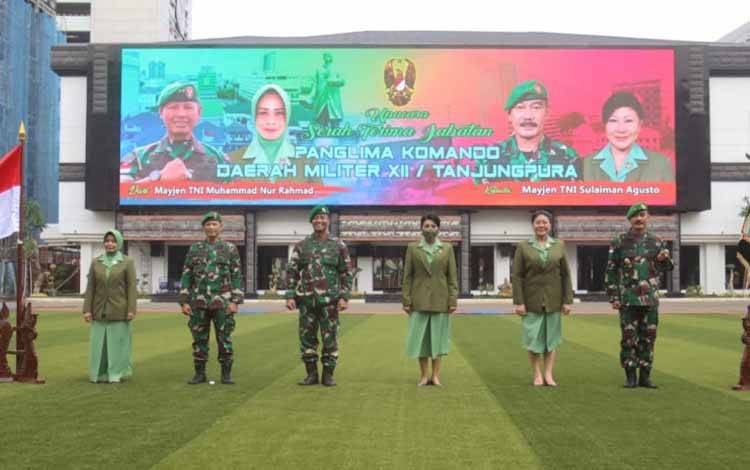 Foto bersama Kasad Jenderal TNI Andika Perkasa di halaman Markas Besar TNI Angkatan Darat, usai serah terima jabatan Pangdam XII Tanjungpura