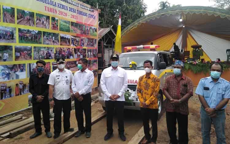 Bupati Hendra Lesmana didamping Camat, Kades, Ketua BPD dan Ketua TPKD Tamiang usai meresmikan ambulan, Rabu 29 September 2021.