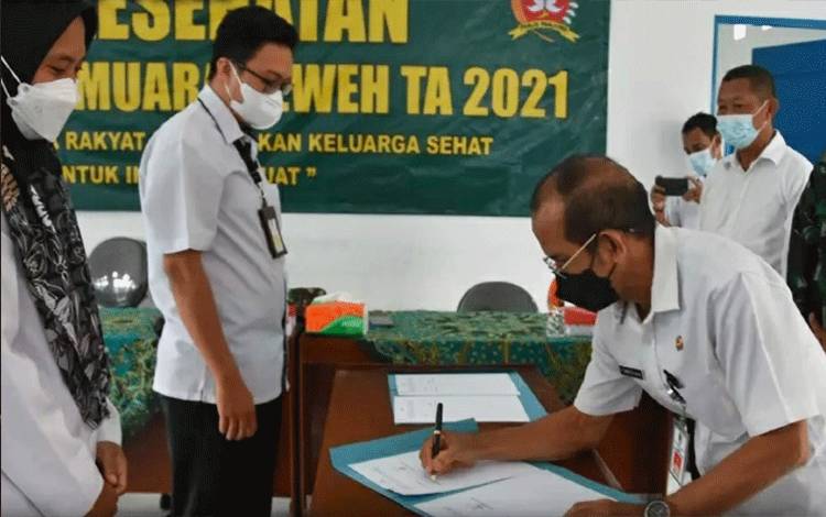 Kepala Disdalduk KBP3A Barito Utara, Drs H masdulhaq saat menandatangani kesepahaman bersama klinik KB di sembilan kecamatan di Barito Utara.