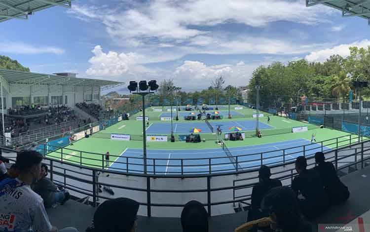 Arena tenis Pekan Olahraga Nasional (PON) XX Papua Sian Soor Tennis Center, yang berada di halaman kantor Wali Kota Jayapura, Selasa (28/9/2021). (ANTARA/Arindra Meodia)