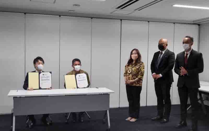 Penandatanganan kontrak repeat order antara PT Arumia Kharisma Indonesia dengan Kobe Bussan Co.Ltd pada Rabu (29/9/2021) untuk pengiriman tempe dengan volume hingga 13,8 ton yang akan didistribusikan untuk wilayah Kansai dan Kanto Jepang. (foto : ANTARA/HO-KJRI Osaka)